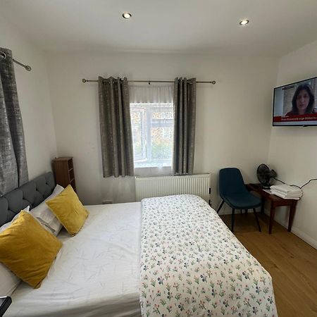 Luxury Ensuite 2Nd Studio Flat With Great Views In Keedonwood Road With Fully Own Bathroom Newly Added And Private Kitchenette Бромли Екстериор снимка