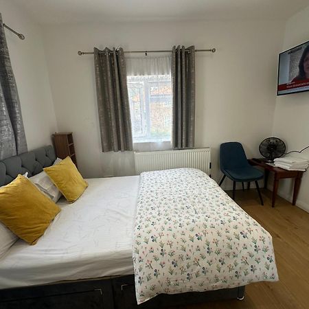 Luxury Ensuite 2Nd Studio Flat With Great Views In Keedonwood Road With Fully Own Bathroom Newly Added And Private Kitchenette Бромли Екстериор снимка