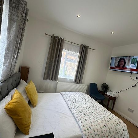 Luxury Ensuite 2Nd Studio Flat With Great Views In Keedonwood Road With Fully Own Bathroom Newly Added And Private Kitchenette Бромли Екстериор снимка