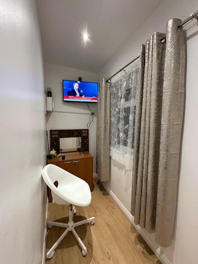 Luxury Ensuite 2Nd Studio Flat With Great Views In Keedonwood Road With Fully Own Bathroom Newly Added And Private Kitchenette Бромли Екстериор снимка