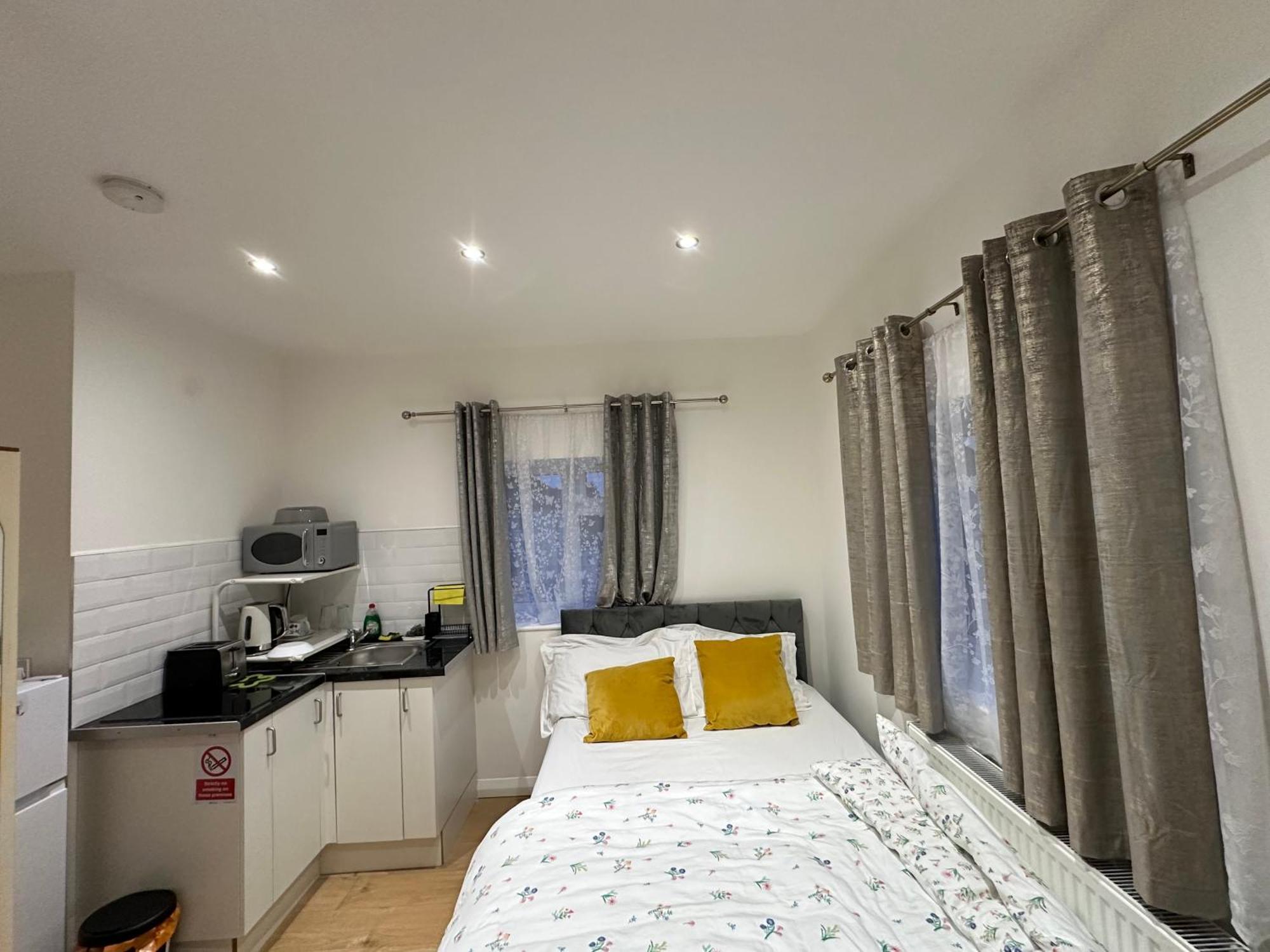 Luxury Ensuite 2Nd Studio Flat With Great Views In Keedonwood Road With Fully Own Bathroom Newly Added And Private Kitchenette Бромли Екстериор снимка
