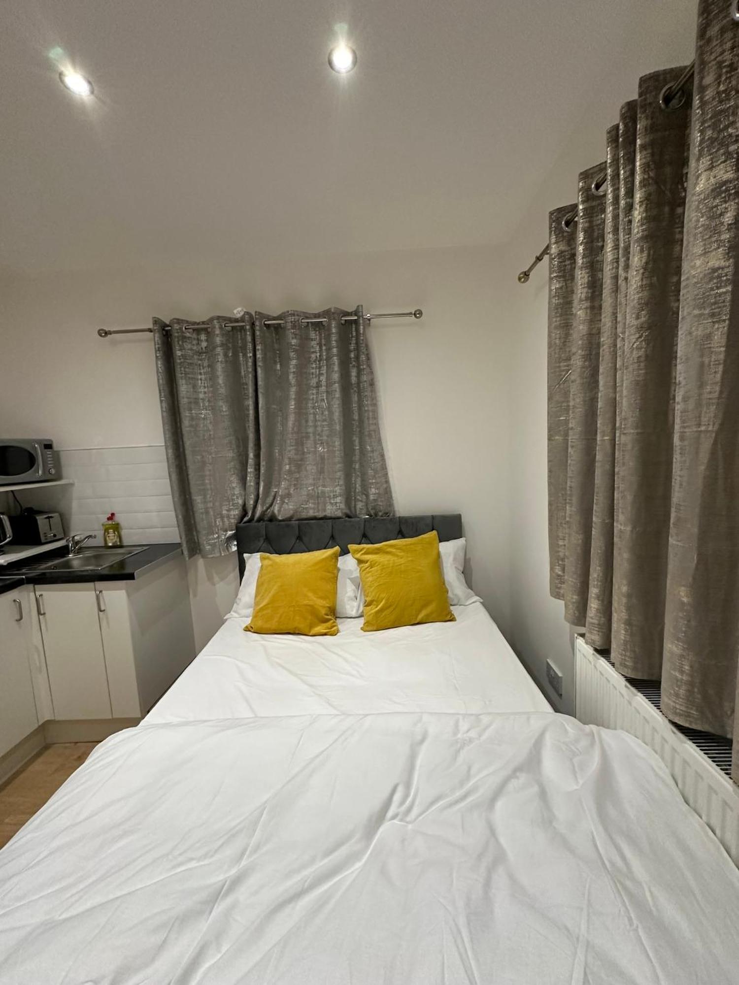 Luxury Ensuite 2Nd Studio Flat With Great Views In Keedonwood Road With Fully Own Bathroom Newly Added And Private Kitchenette Бромли Екстериор снимка