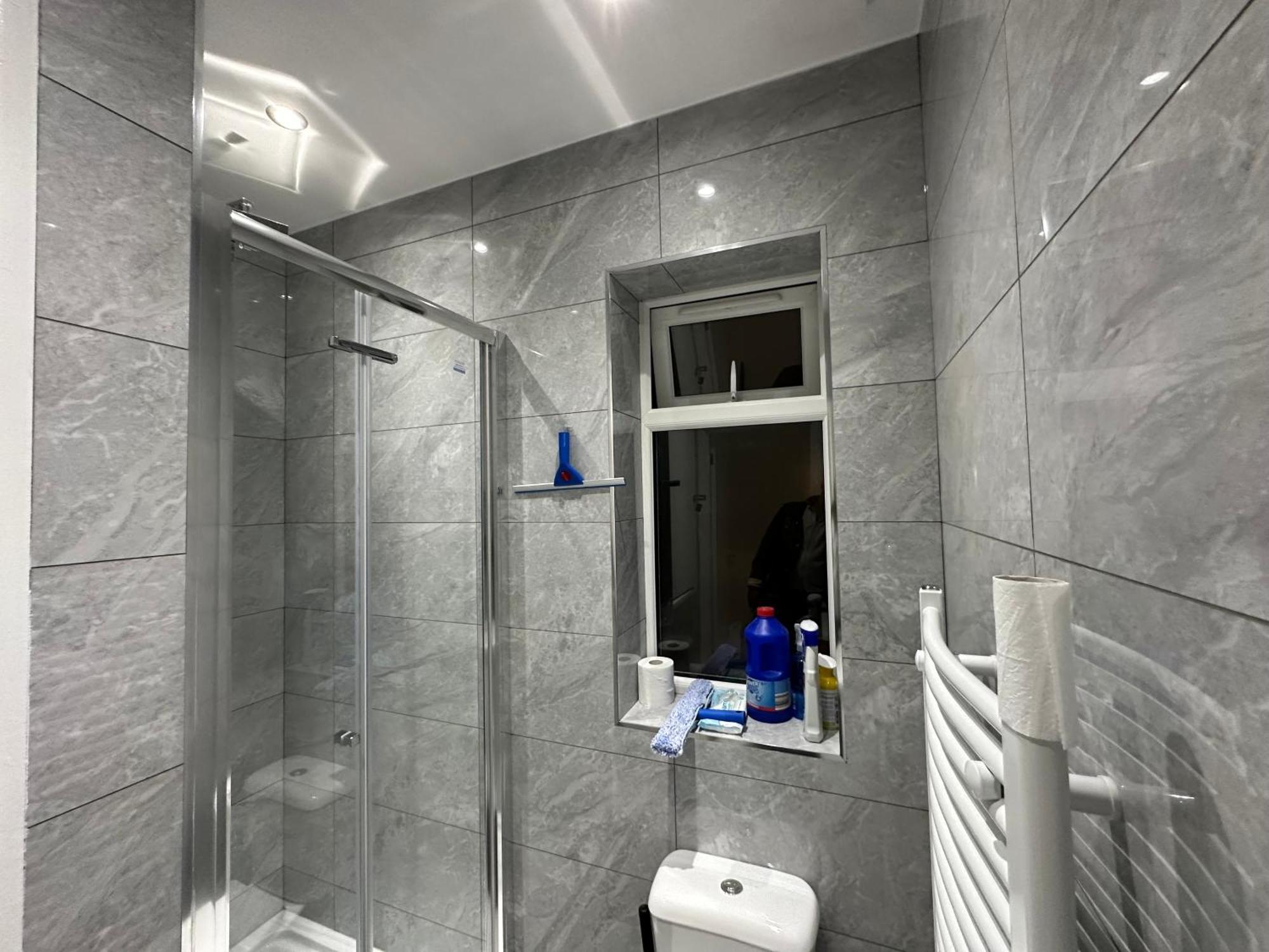Luxury Ensuite 2Nd Studio Flat With Great Views In Keedonwood Road With Fully Own Bathroom Newly Added And Private Kitchenette Бромли Екстериор снимка