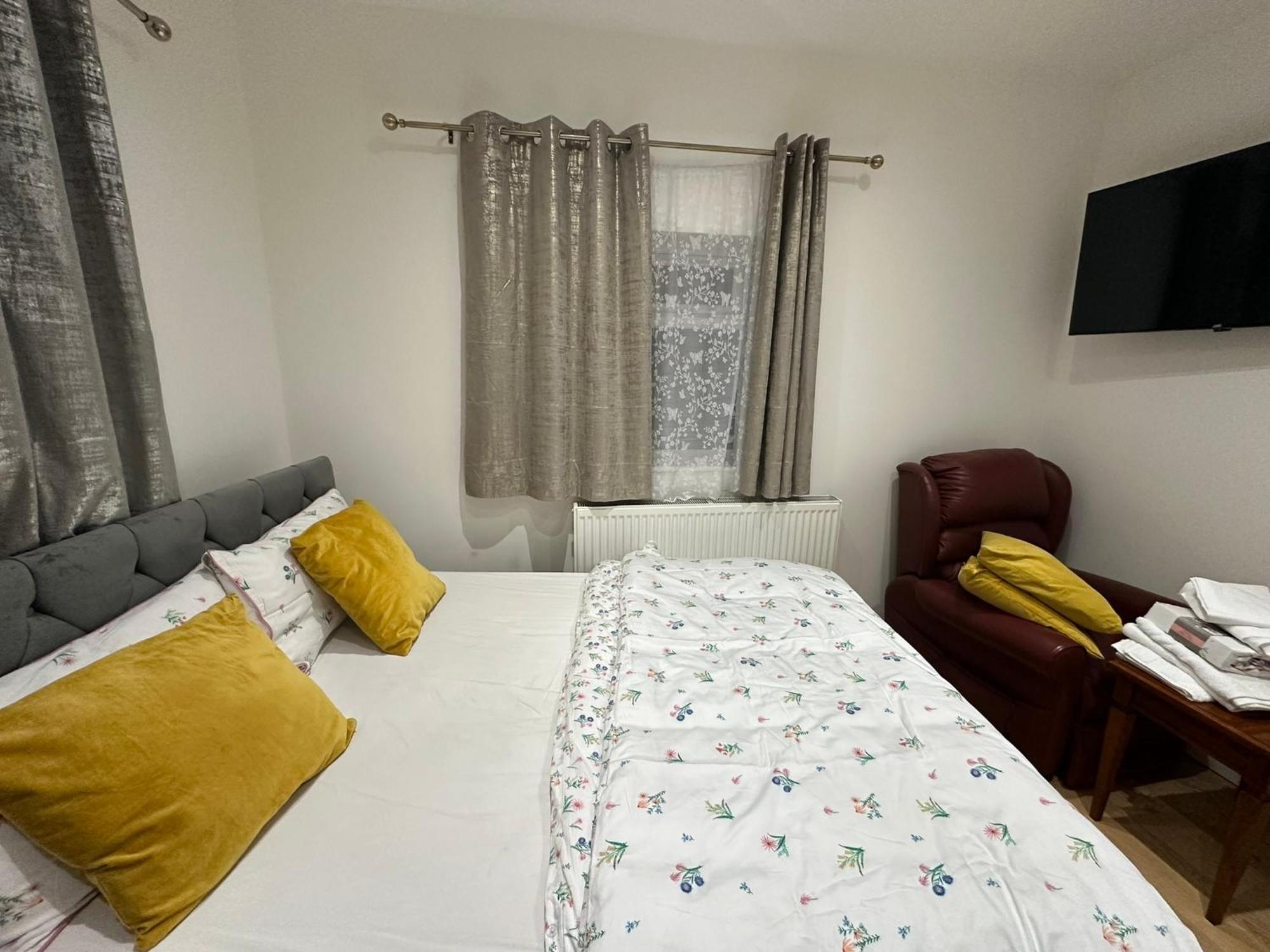 Luxury Ensuite 2Nd Studio Flat With Great Views In Keedonwood Road With Fully Own Bathroom Newly Added And Private Kitchenette Бромли Екстериор снимка