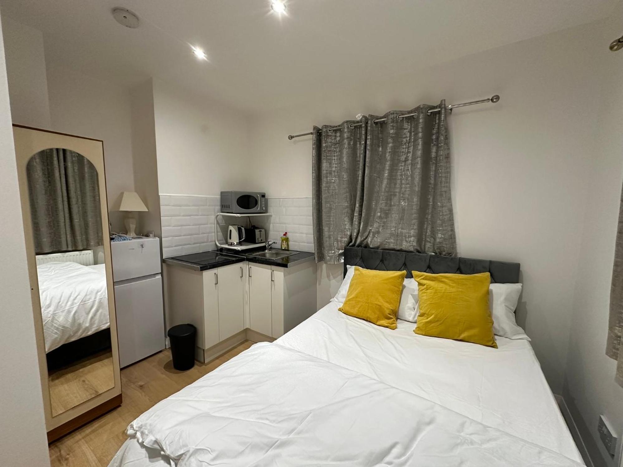 Luxury Ensuite 2Nd Studio Flat With Great Views In Keedonwood Road With Fully Own Bathroom Newly Added And Private Kitchenette Бромли Екстериор снимка