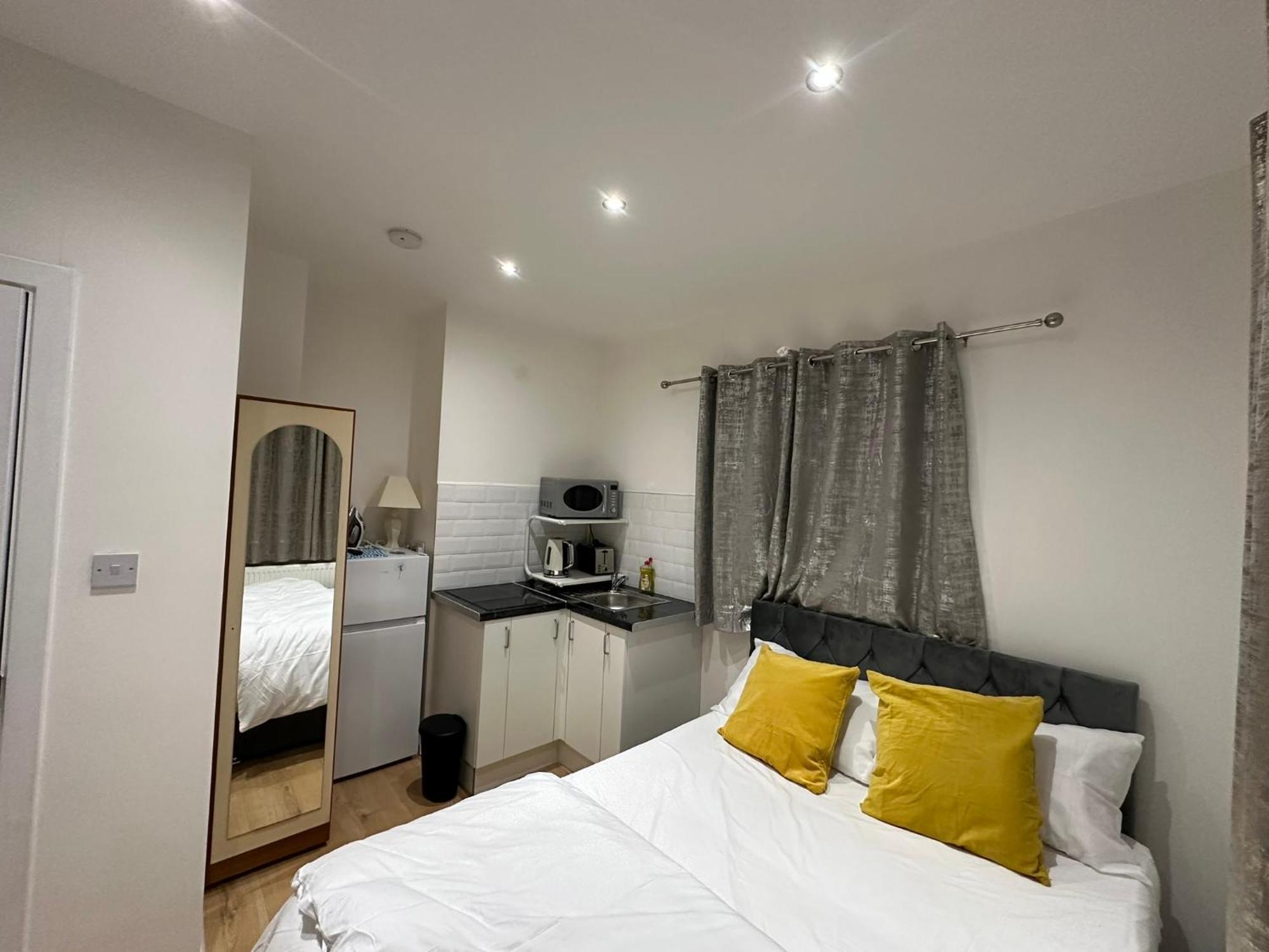 Luxury Ensuite 2Nd Studio Flat With Great Views In Keedonwood Road With Fully Own Bathroom Newly Added And Private Kitchenette Бромли Екстериор снимка