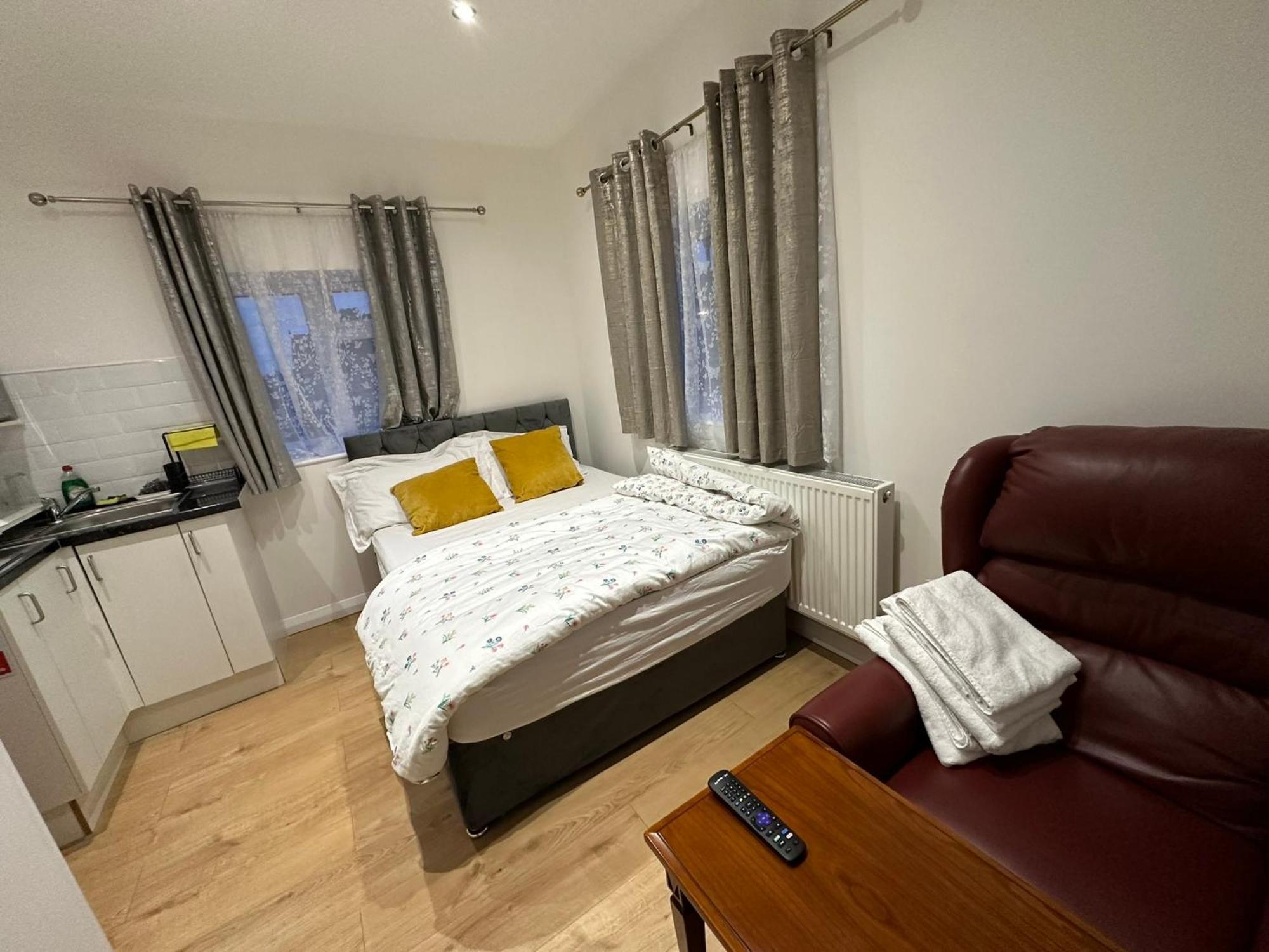 Luxury Ensuite 2Nd Studio Flat With Great Views In Keedonwood Road With Fully Own Bathroom Newly Added And Private Kitchenette Бромли Екстериор снимка
