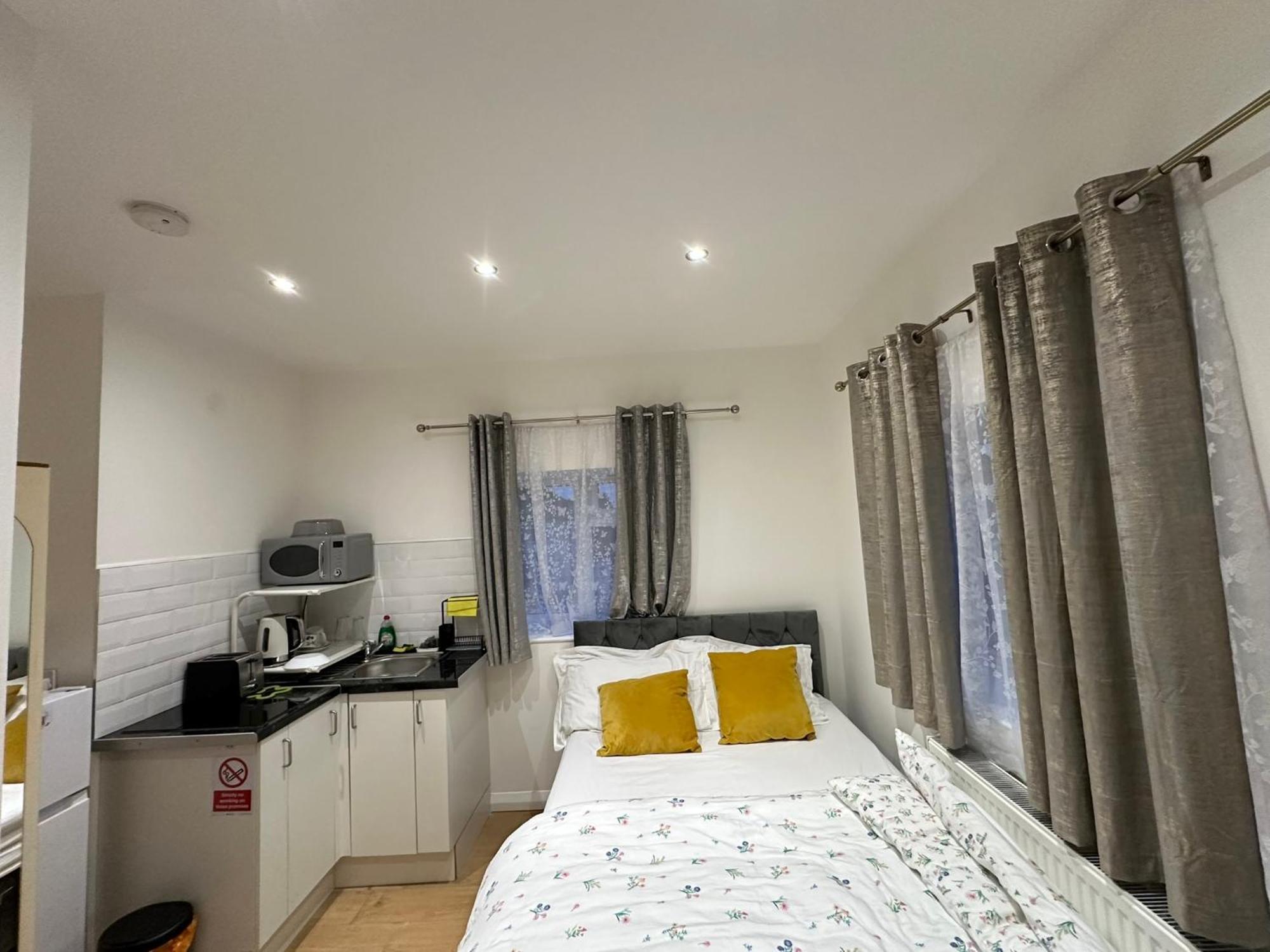 Luxury Ensuite 2Nd Studio Flat With Great Views In Keedonwood Road With Fully Own Bathroom Newly Added And Private Kitchenette Бромли Екстериор снимка