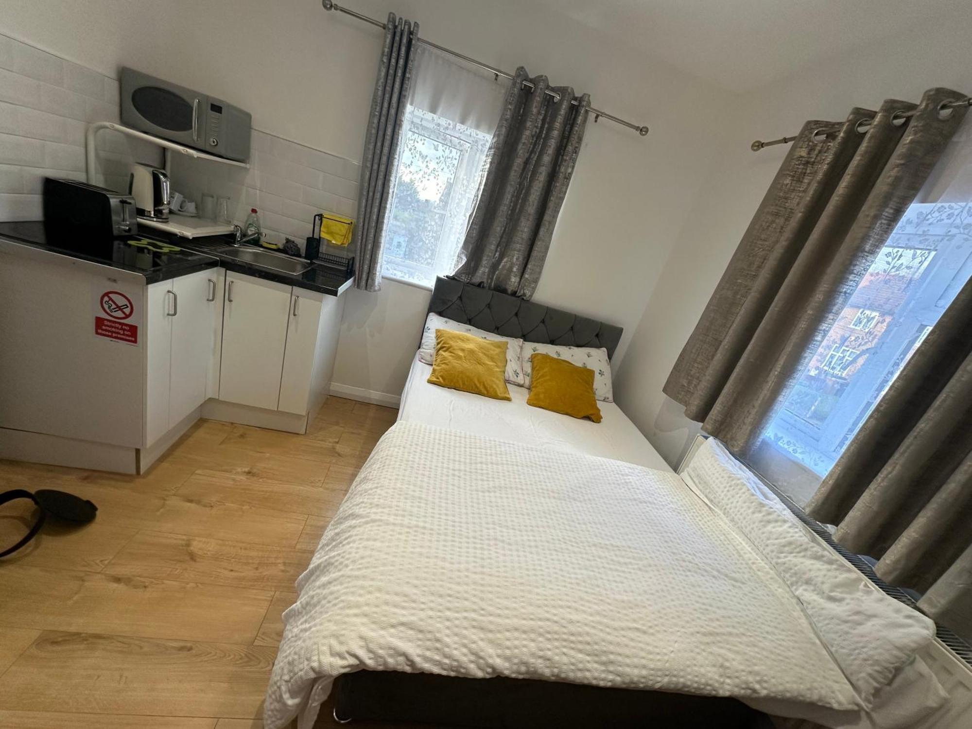 Luxury Ensuite 2Nd Studio Flat With Great Views In Keedonwood Road With Fully Own Bathroom Newly Added And Private Kitchenette Бромли Екстериор снимка