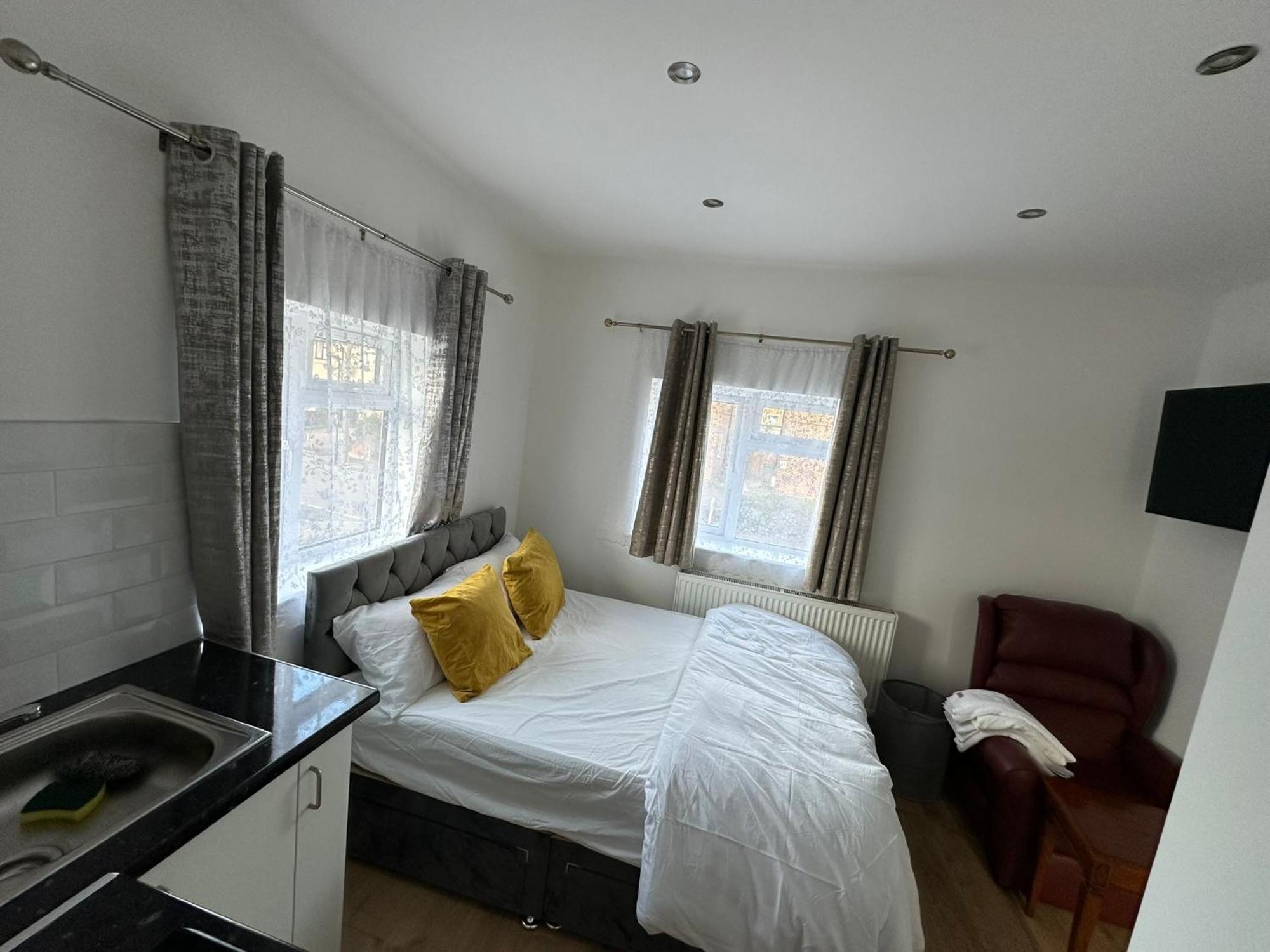 Luxury Ensuite 2Nd Studio Flat With Great Views In Keedonwood Road With Fully Own Bathroom Newly Added And Private Kitchenette Бромли Екстериор снимка