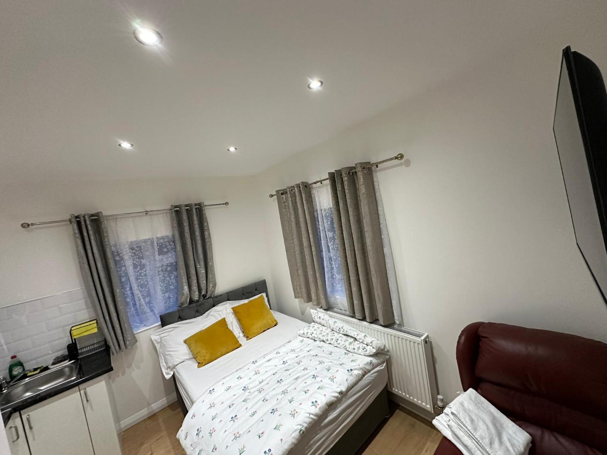 Luxury Ensuite 2Nd Studio Flat With Great Views In Keedonwood Road With Fully Own Bathroom Newly Added And Private Kitchenette Бромли Екстериор снимка