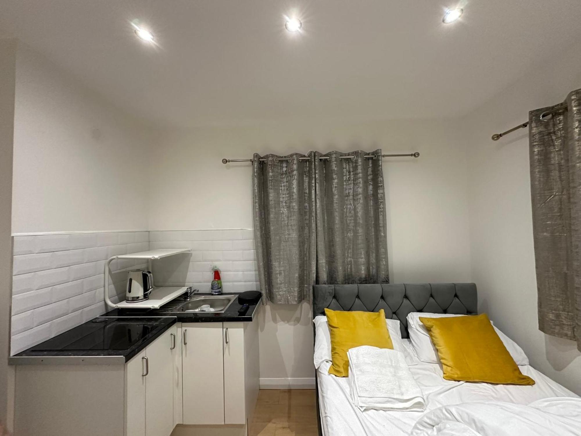 Luxury Ensuite 2Nd Studio Flat With Great Views In Keedonwood Road With Fully Own Bathroom Newly Added And Private Kitchenette Бромли Екстериор снимка