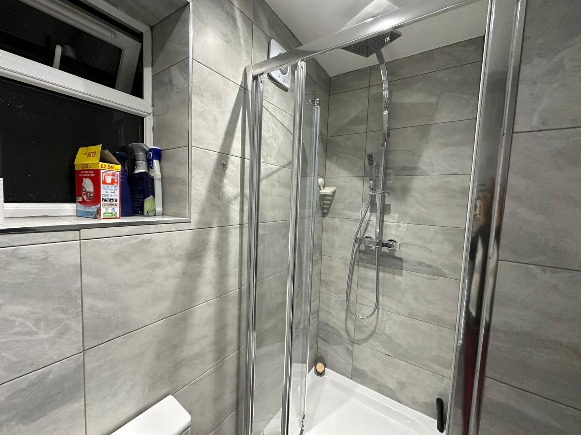 Luxury Ensuite 2Nd Studio Flat With Great Views In Keedonwood Road With Fully Own Bathroom Newly Added And Private Kitchenette Бромли Екстериор снимка