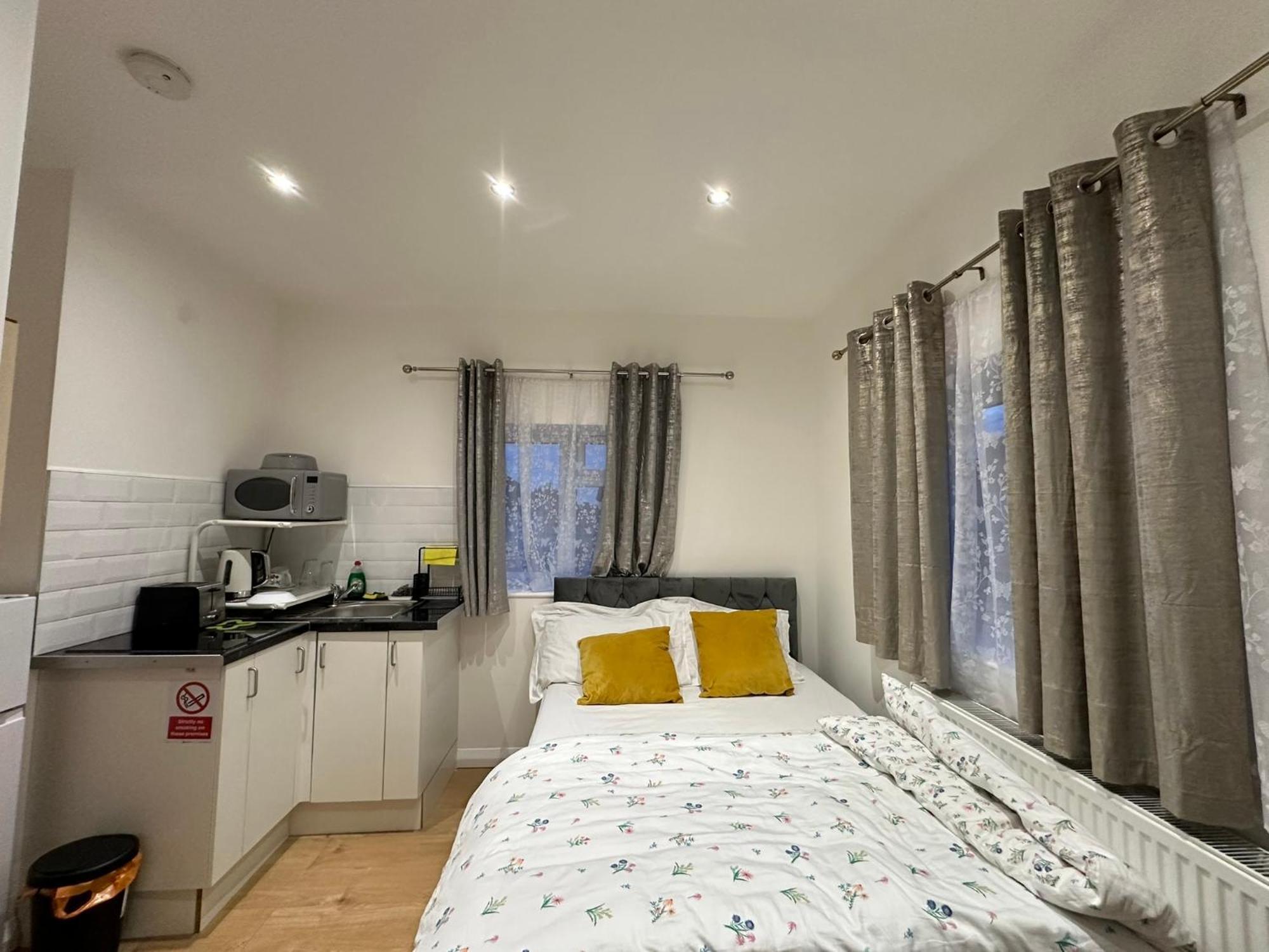 Luxury Ensuite 2Nd Studio Flat With Great Views In Keedonwood Road With Fully Own Bathroom Newly Added And Private Kitchenette Бромли Екстериор снимка