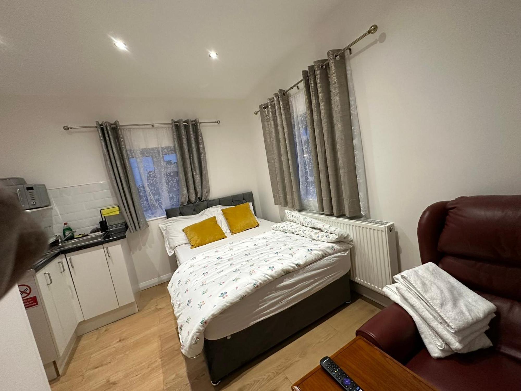Luxury Ensuite 2Nd Studio Flat With Great Views In Keedonwood Road With Fully Own Bathroom Newly Added And Private Kitchenette Бромли Екстериор снимка