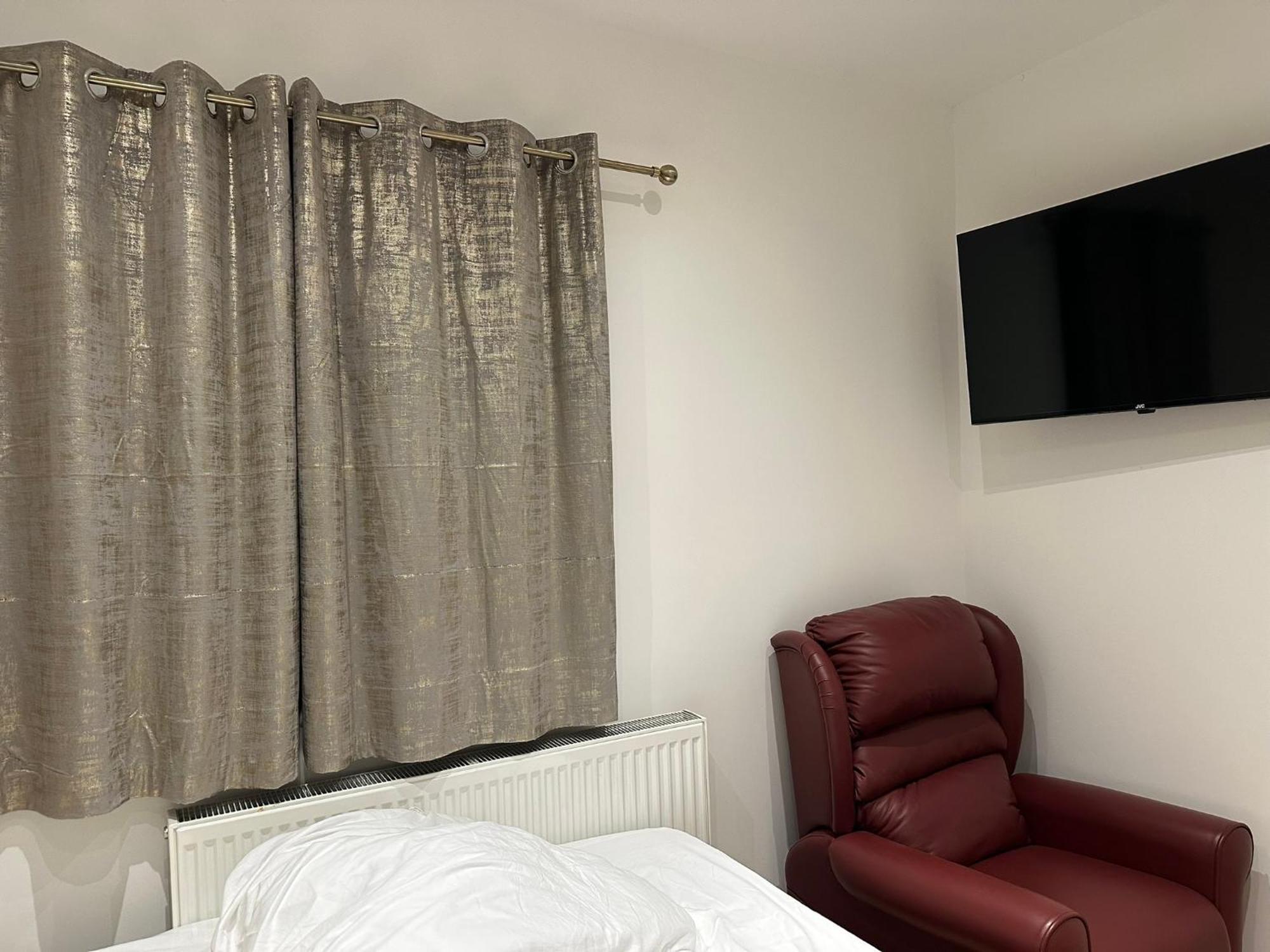 Luxury Ensuite 2Nd Studio Flat With Great Views In Keedonwood Road With Fully Own Bathroom Newly Added And Private Kitchenette Бромли Екстериор снимка