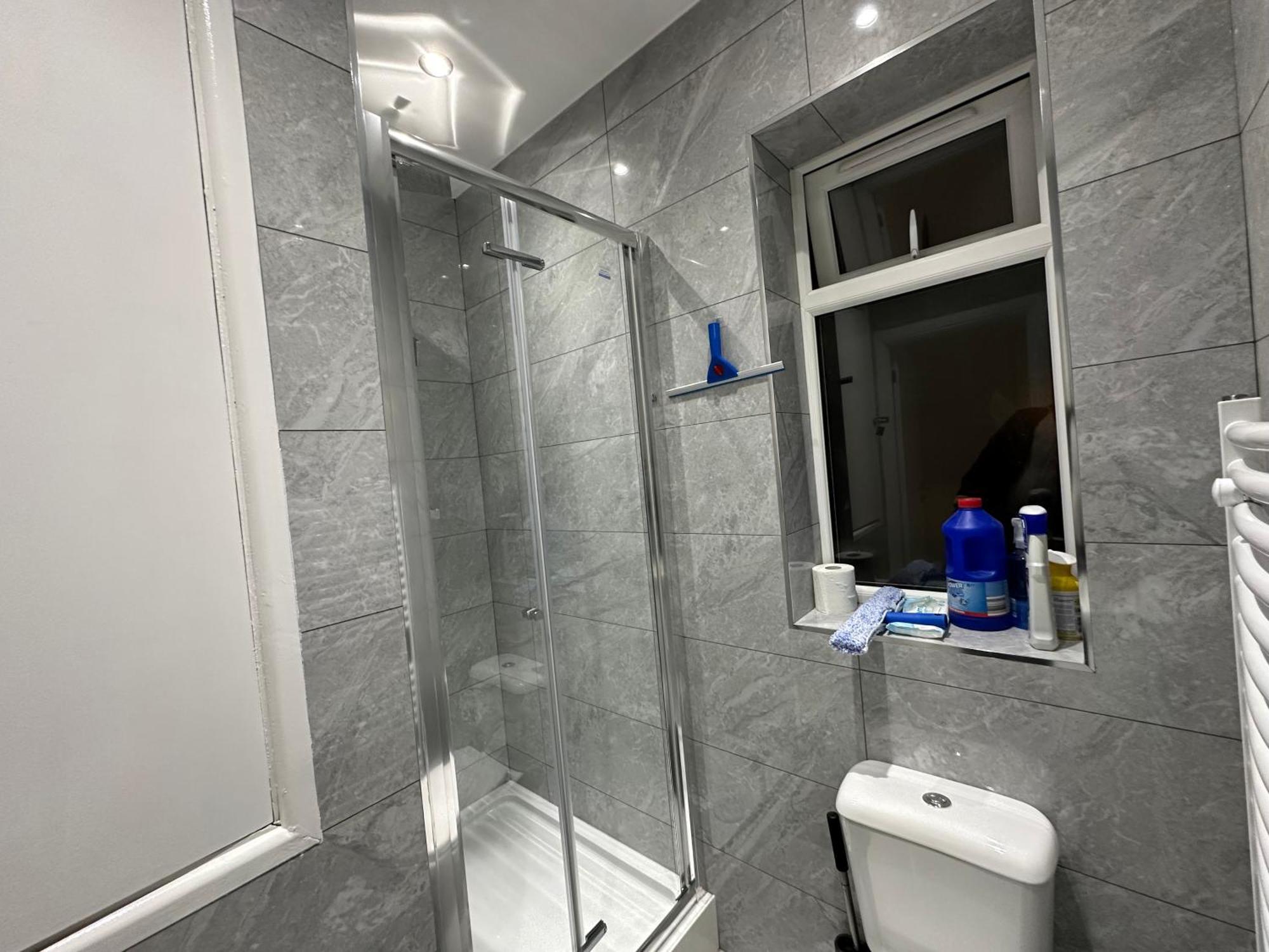Luxury Ensuite 2Nd Studio Flat With Great Views In Keedonwood Road With Fully Own Bathroom Newly Added And Private Kitchenette Бромли Екстериор снимка