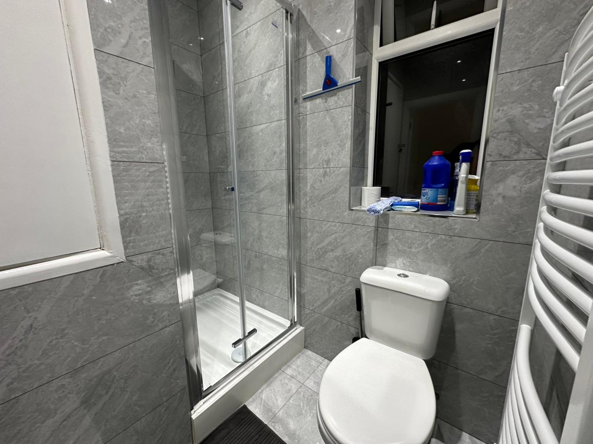 Luxury Ensuite 2Nd Studio Flat With Great Views In Keedonwood Road With Fully Own Bathroom Newly Added And Private Kitchenette Бромли Екстериор снимка