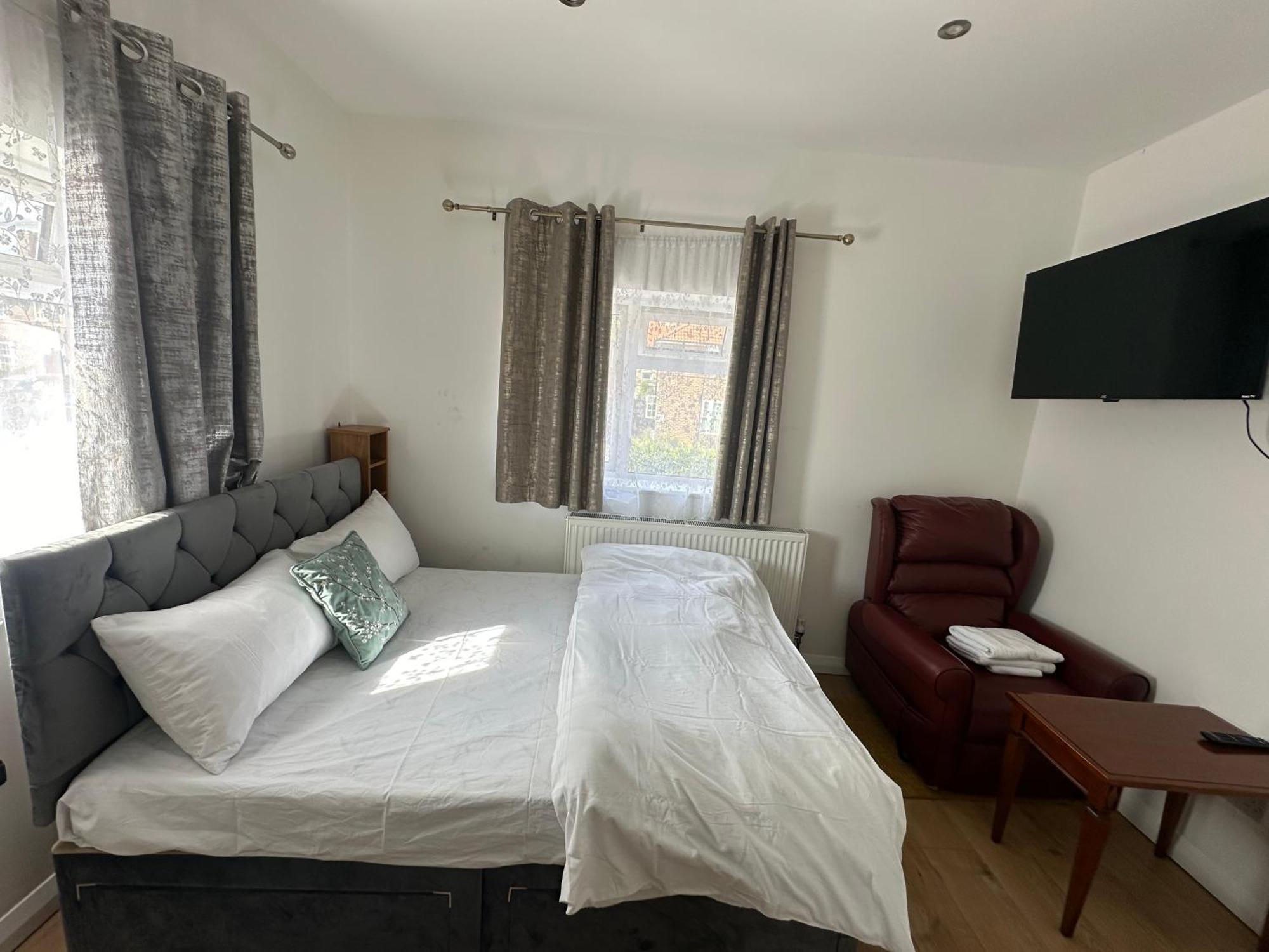 Luxury Ensuite 2Nd Studio Flat With Great Views In Keedonwood Road With Fully Own Bathroom Newly Added And Private Kitchenette Бромли Екстериор снимка