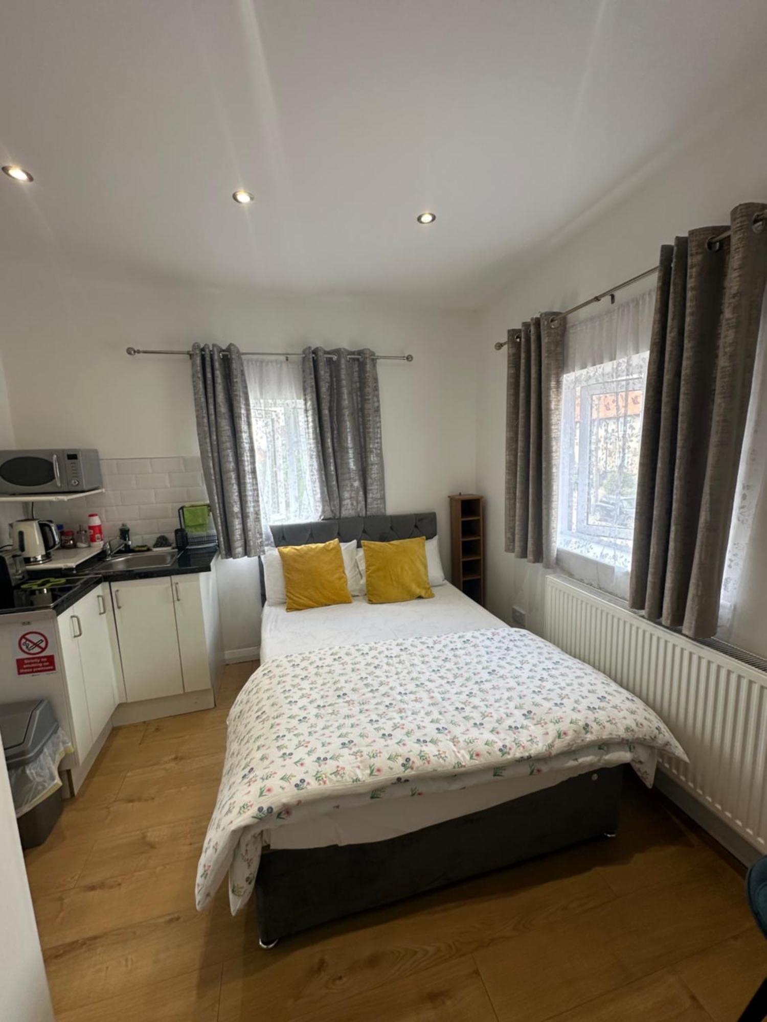 Luxury Ensuite 2Nd Studio Flat With Great Views In Keedonwood Road With Fully Own Bathroom Newly Added And Private Kitchenette Бромли Екстериор снимка