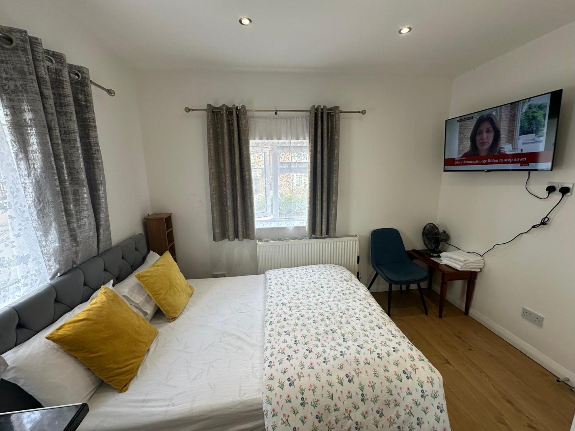 Luxury Ensuite 2Nd Studio Flat With Great Views In Keedonwood Road With Fully Own Bathroom Newly Added And Private Kitchenette Бромли Екстериор снимка