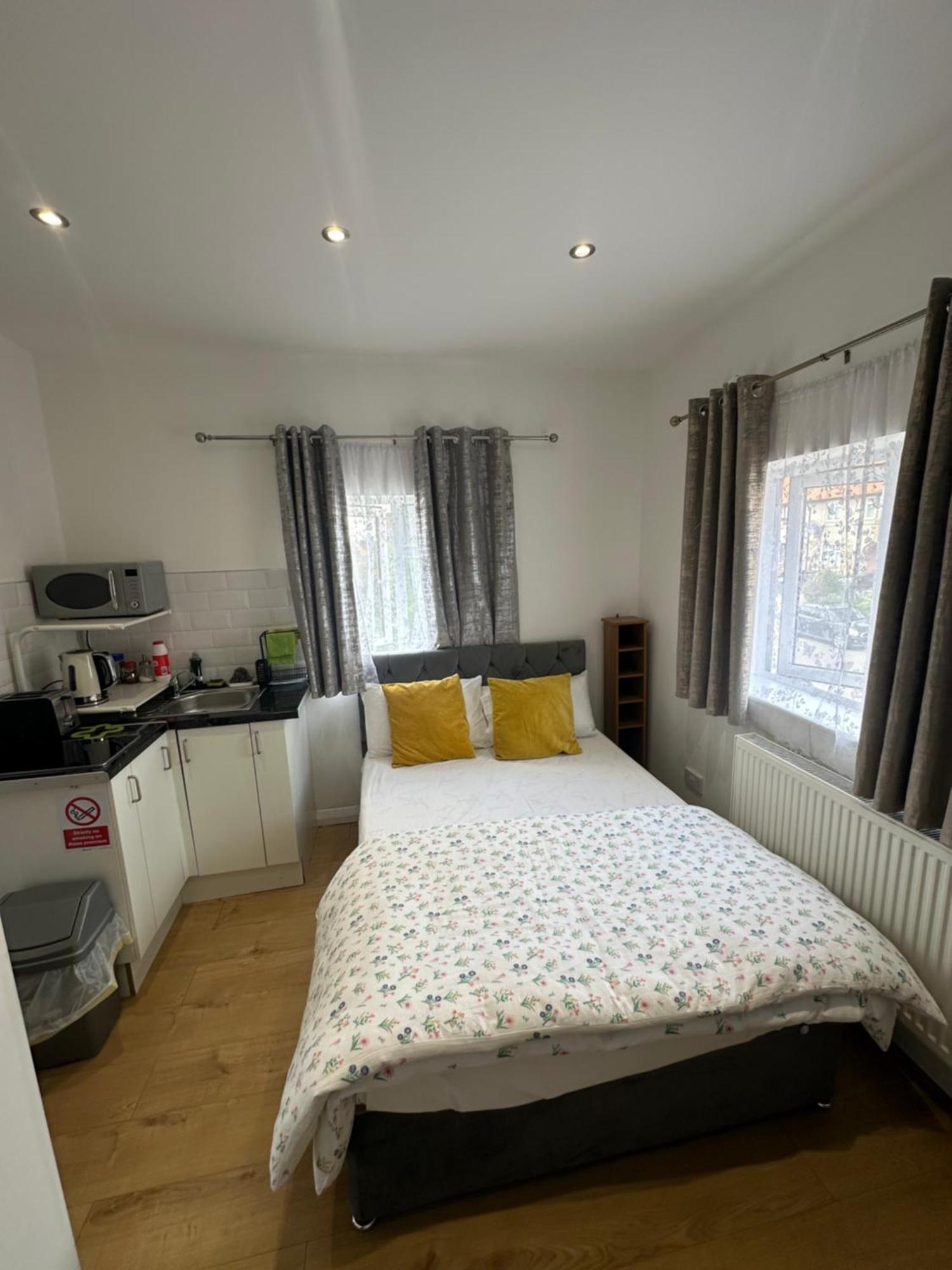 Luxury Ensuite 2Nd Studio Flat With Great Views In Keedonwood Road With Fully Own Bathroom Newly Added And Private Kitchenette Бромли Екстериор снимка
