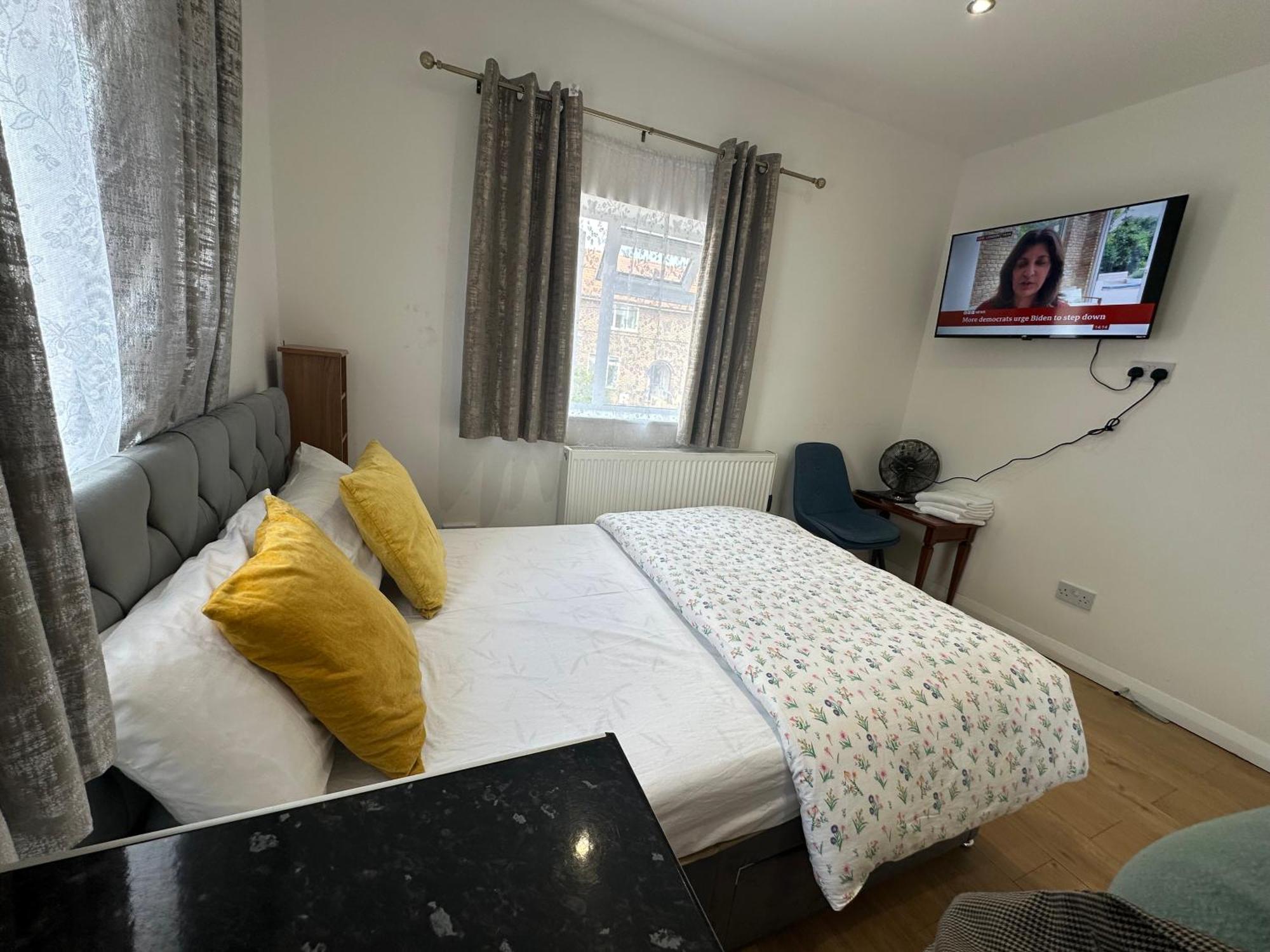 Luxury Ensuite 2Nd Studio Flat With Great Views In Keedonwood Road With Fully Own Bathroom Newly Added And Private Kitchenette Бромли Екстериор снимка