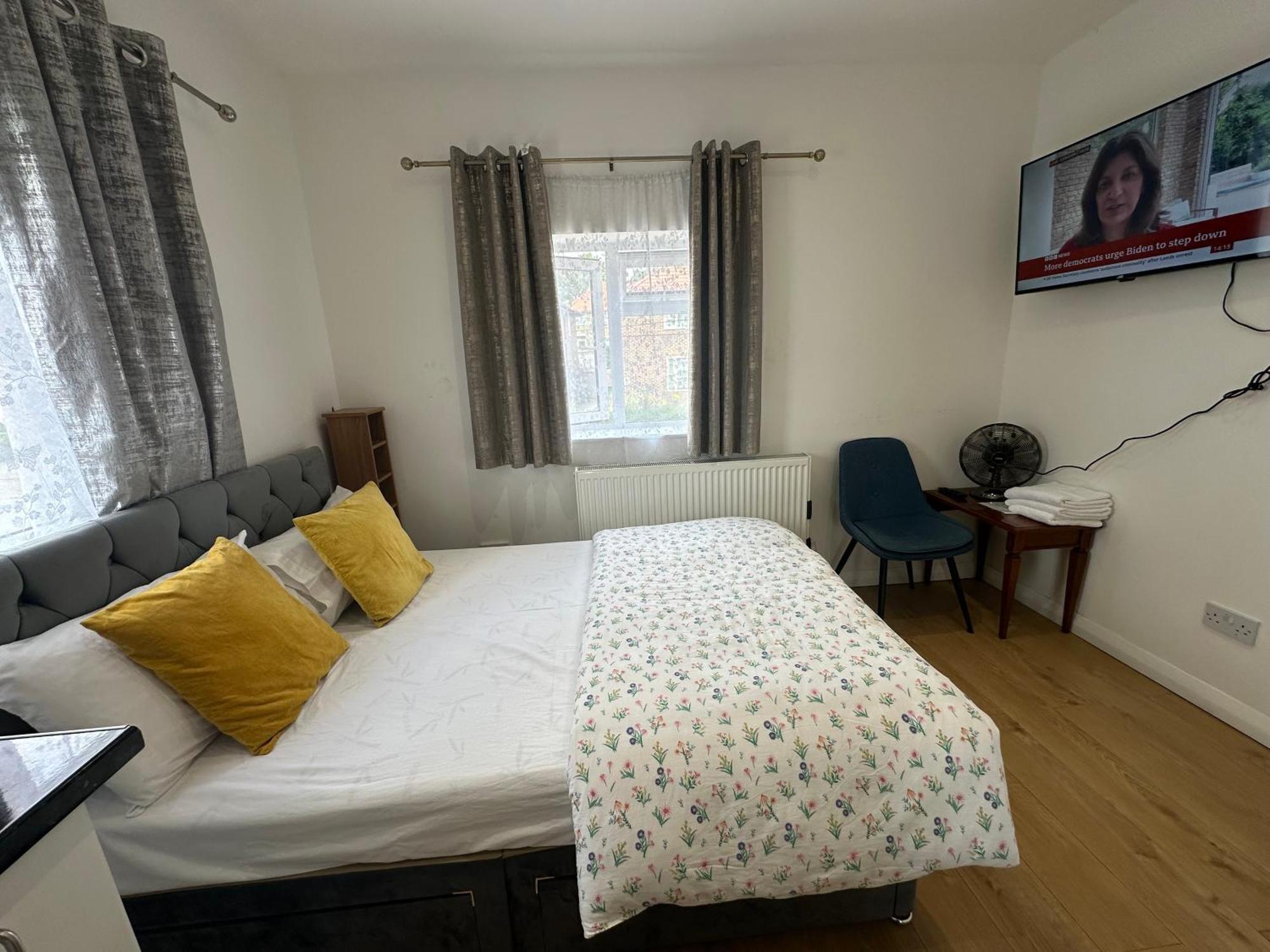 Luxury Ensuite 2Nd Studio Flat With Great Views In Keedonwood Road With Fully Own Bathroom Newly Added And Private Kitchenette Бромли Екстериор снимка