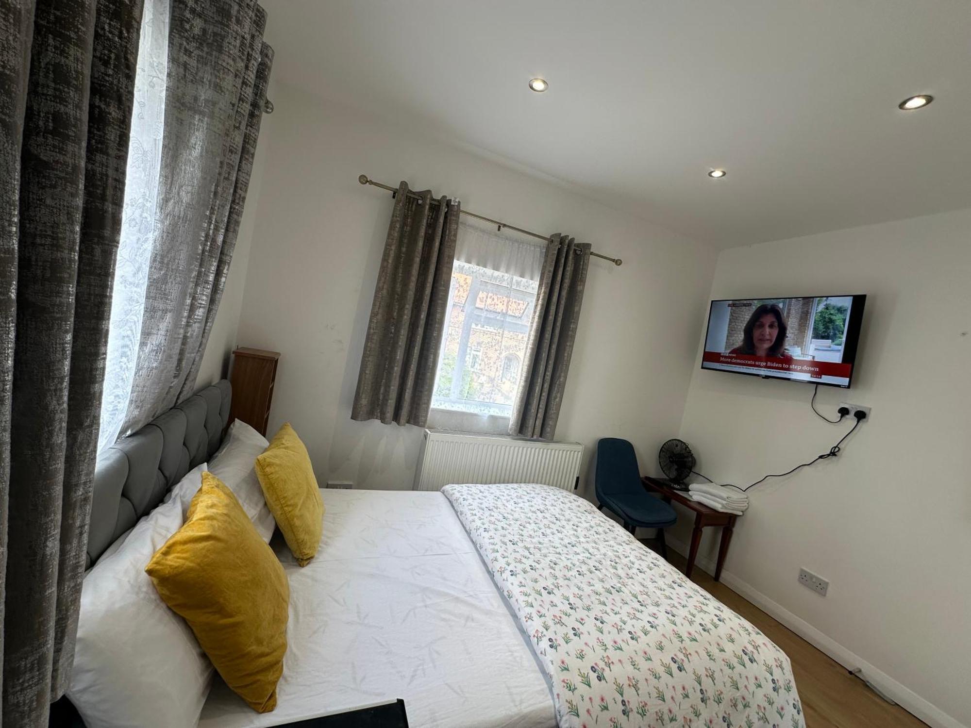Luxury Ensuite 2Nd Studio Flat With Great Views In Keedonwood Road With Fully Own Bathroom Newly Added And Private Kitchenette Бромли Екстериор снимка