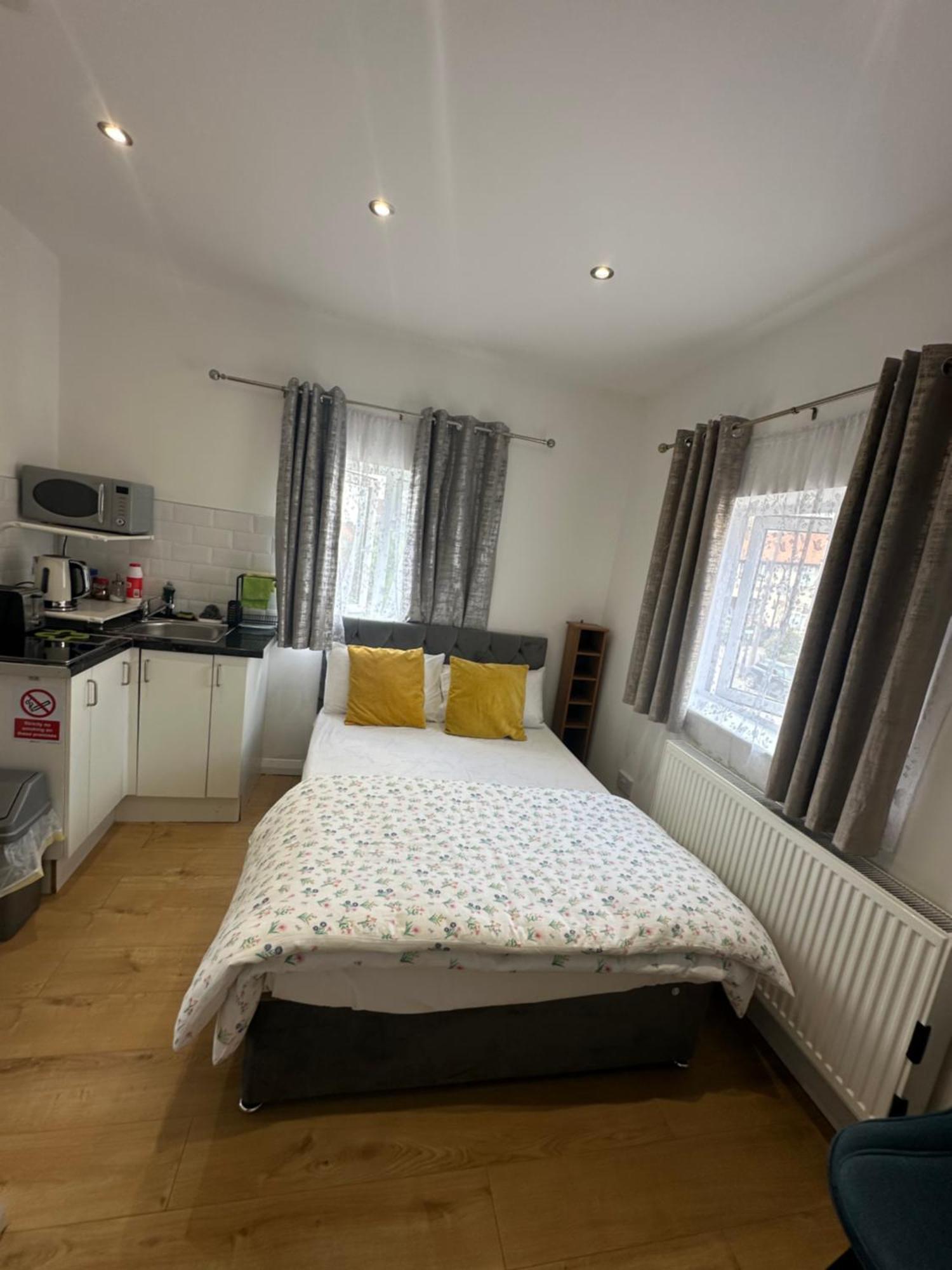 Luxury Ensuite 2Nd Studio Flat With Great Views In Keedonwood Road With Fully Own Bathroom Newly Added And Private Kitchenette Бромли Екстериор снимка